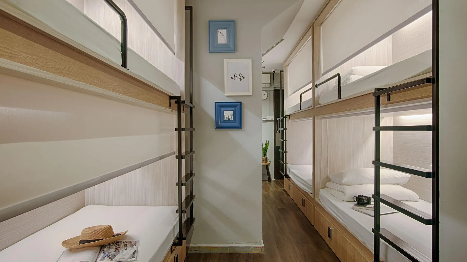 Quarters Capsule Hostel Singapore Capsulehotel