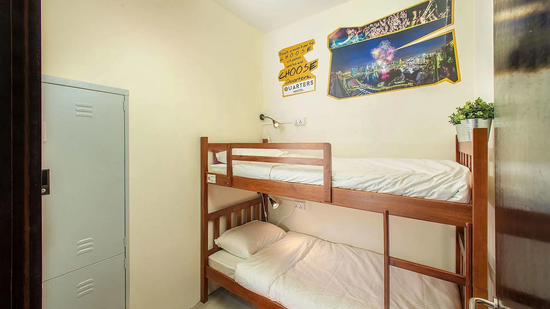 Quarters Capsule Hostel Singapore 2*,  Singapore